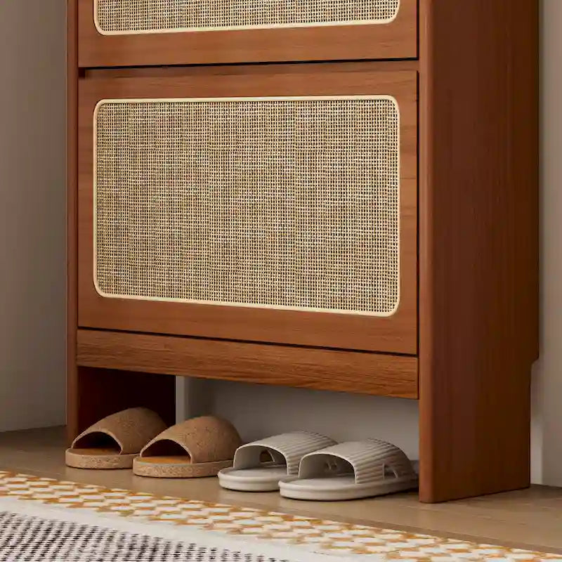 Meuble à chaussures en rotin pour entrée, étagère à chaussures autoportante avec 3 tiroirs rabattables et panneau perforé noir, meuble à chaussures étroit et dissimulé