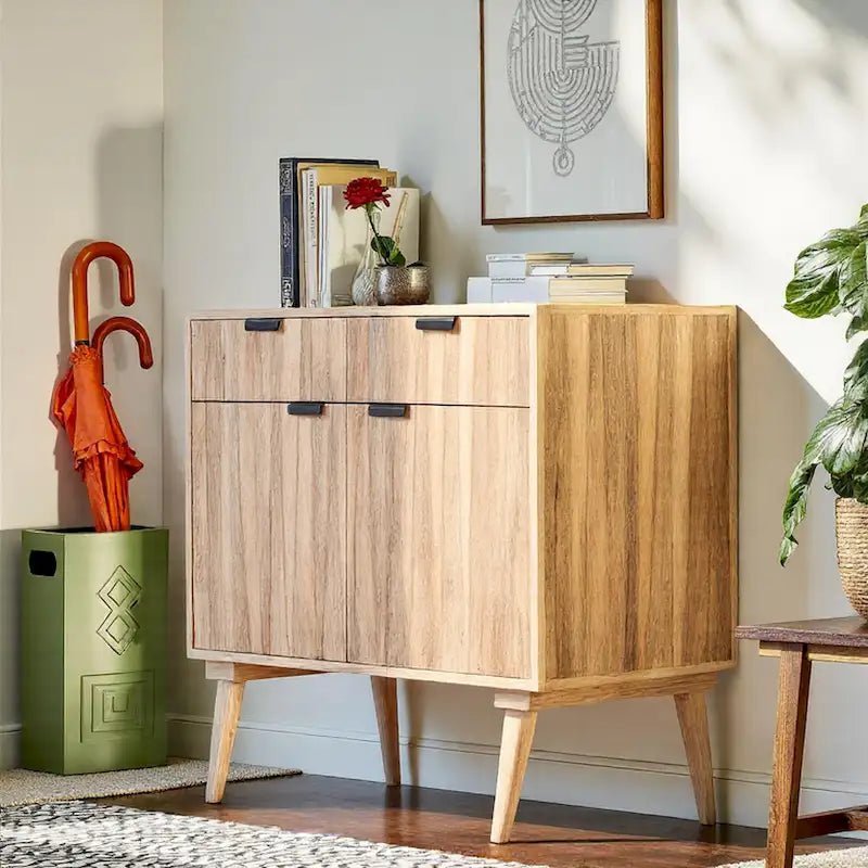Meuble Latimer de style moderne du milieu du siècle, fabriqué à la main en bois de manguier, avec 2 tiroirs et 2 portes, par Christopher Knight Home