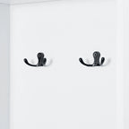 Armoire de rangement haute pour salle de bain avec deux crochets porte-serviettes, étagères réglables et porte à ouverture à gauche ou à droite