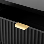 Buffet à motif ondulé doté de 4 portes, 2 tiroirs et 3 étagères réglables, orné d'élégantes poignées arquées en aluminium.