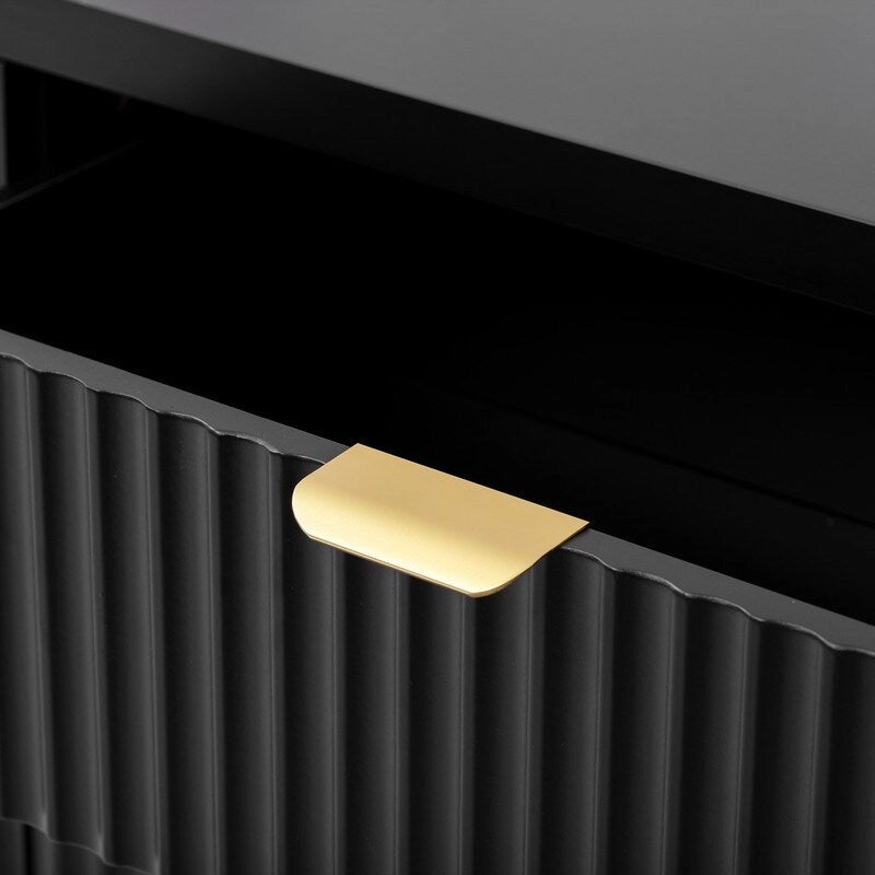 Buffet à motif ondulé doté de 4 portes, 2 tiroirs et 3 étagères réglables, orné d'élégantes poignées arquées en aluminium.