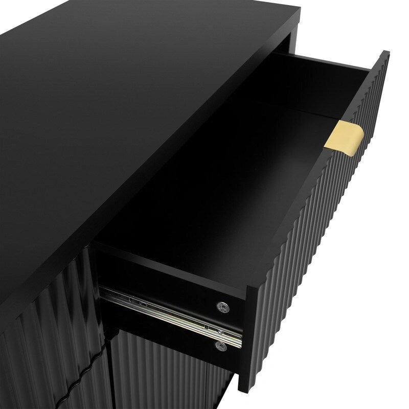 Buffet à motif ondulé doté de 4 portes, 2 tiroirs et 3 étagères réglables, orné d'élégantes poignées arquées en aluminium.