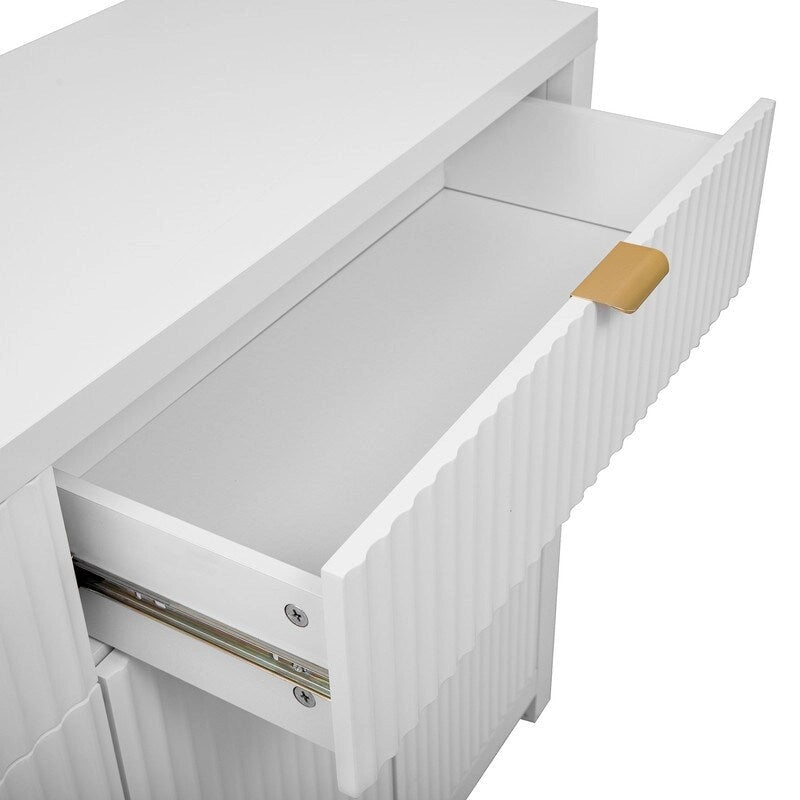 Buffet à motif ondulé doté de 4 portes, 2 tiroirs et 3 étagères réglables, orné d'élégantes poignées arquées en aluminium.