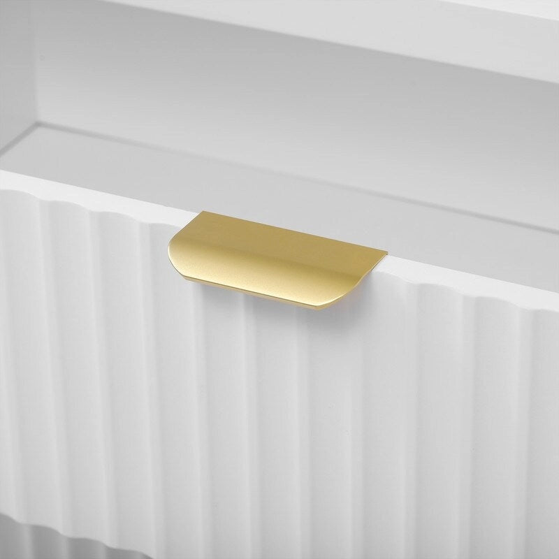 Buffet à motif ondulé doté de 4 portes, 2 tiroirs et 3 étagères réglables, orné d'élégantes poignées arquées en aluminium.