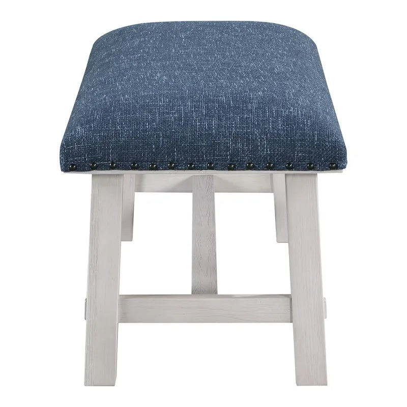 Banc Callen de OS Home and Office Furniture, avec structure blanchie et garniture cloutée bronze antique, revêtu de tissu bleu marine.