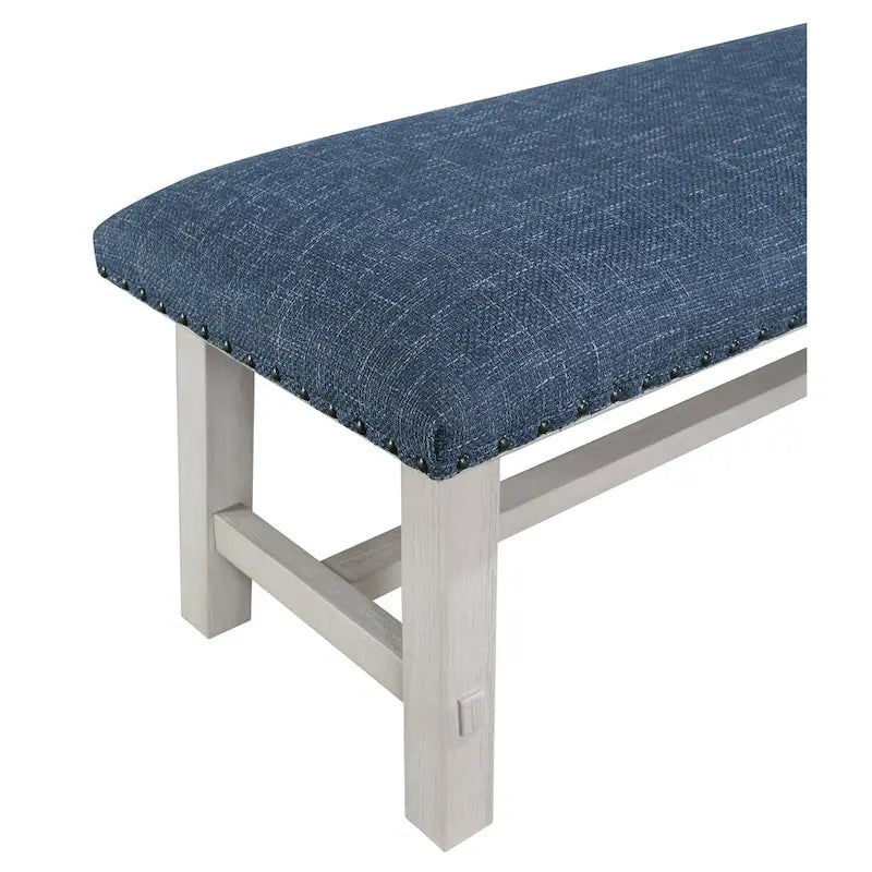 Banc Callen de OS Home and Office Furniture, avec structure blanchie et garniture cloutée bronze antique, revêtu de tissu bleu marine.
