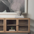 Buffet vitré Arelius marron clair avec piètement en métal noir, 4 portes - 70,0 cm (L) x 18,0 cm (l) x 32,0 cm (H)