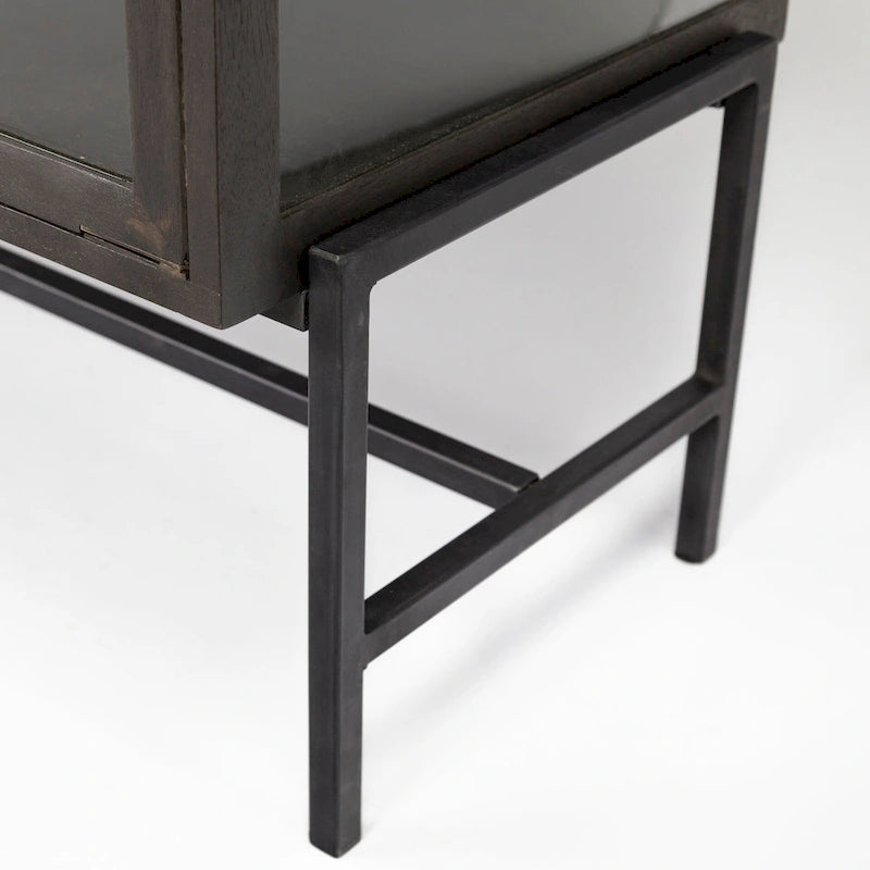 Buffet vitré Arelius marron clair avec piètement en métal noir, 4 portes - 70,0 cm (L) x 18,0 cm (l) x 32,0 cm (H)