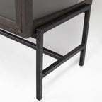Buffet vitré Arelius marron clair avec piètement en métal noir, 4 portes - 70,0 cm (L) x 18,0 cm (l) x 32,0 cm (H)