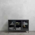 Buffet 3 portes Brianne de Rye Studio, style moderne, en métal et verre