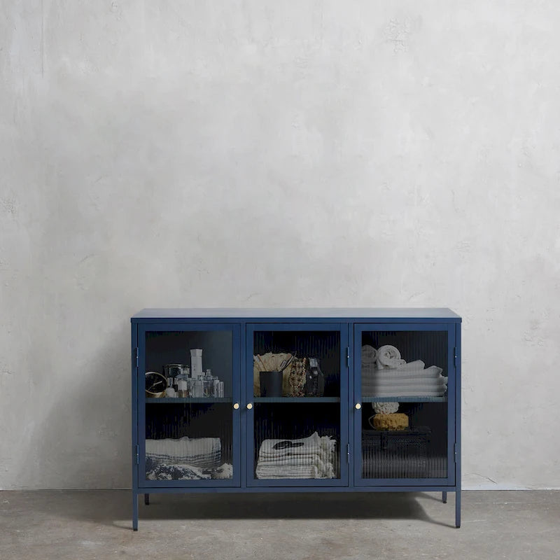 Buffet 3 portes Brianne de Rye Studio, style moderne, en métal et verre