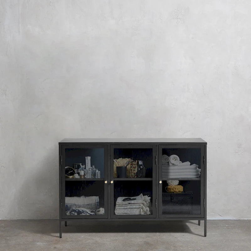 Buffet 3 portes Brianne de Rye Studio, style moderne, en métal et verre