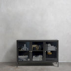 Buffet 3 portes Brianne de Rye Studio, style moderne, en métal et verre
