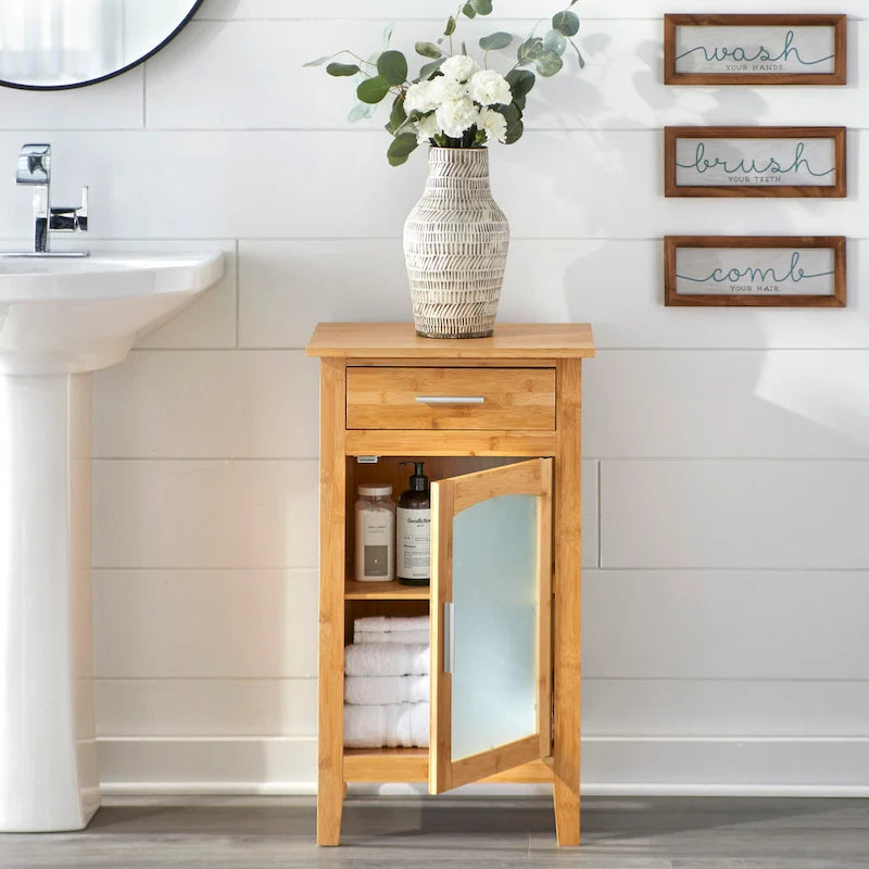 Armoire à linge basse en bambou et verre, style simple.