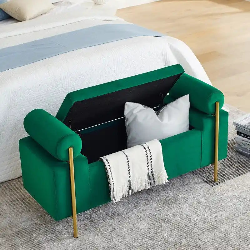 Pouf coffre rembourré en velours moderne, élégant repose-pieds avec accoudoirs arrondis et pieds en fer pour chambre ou entrée.
