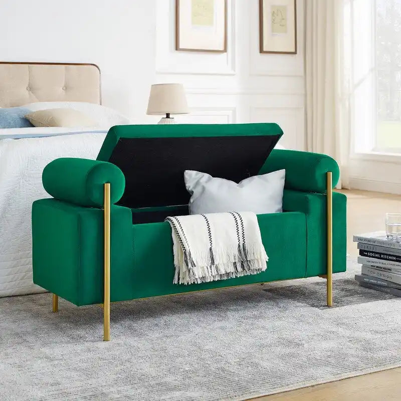 Pouf coffre rembourré en velours moderne, élégant repose-pieds avec accoudoirs arrondis et pieds en fer pour chambre ou entrée.