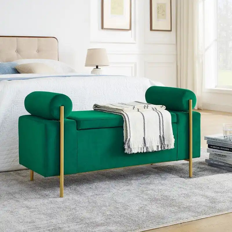 Pouf coffre rembourré en velours moderne, élégant repose-pieds avec accoudoirs arrondis et pieds en fer pour chambre ou entrée.