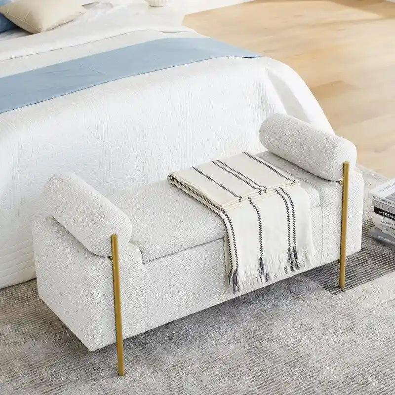 Pouf coffre rembourré en velours moderne, élégant repose-pieds avec accoudoirs arrondis et pieds en fer pour chambre ou entrée.