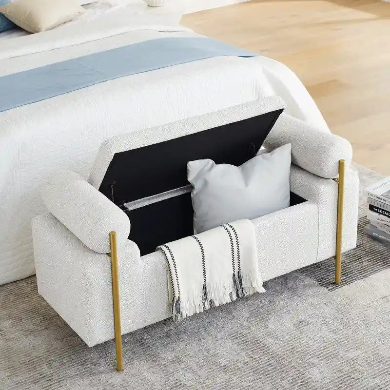 Pouf coffre rembourré en velours moderne, élégant repose-pieds avec accoudoirs arrondis et pieds en fer pour chambre ou entrée.