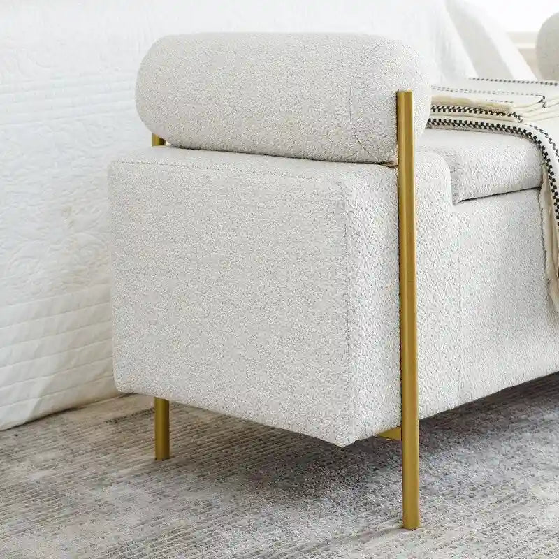 Pouf coffre rembourré en velours moderne, élégant repose-pieds avec accoudoirs arrondis et pieds en fer pour chambre ou entrée.