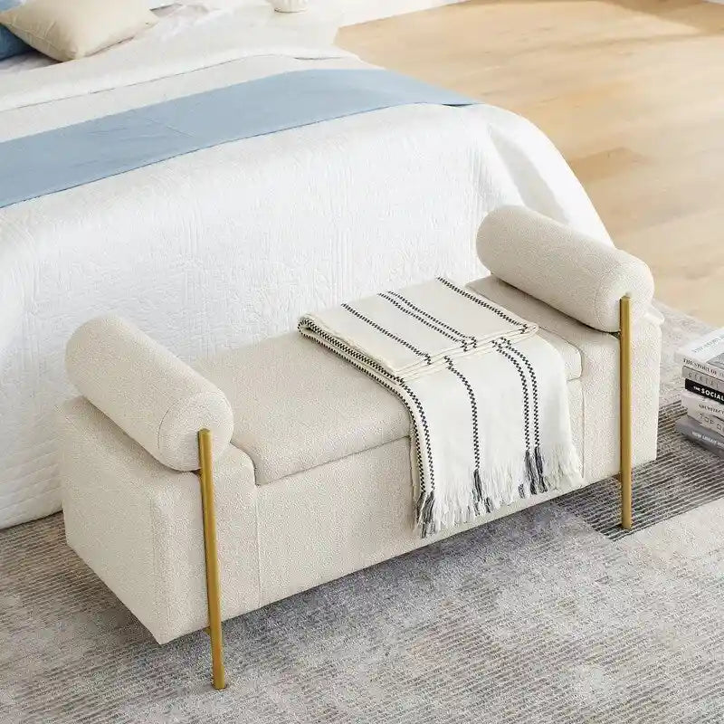 Pouf coffre rembourré en velours moderne, élégant repose-pieds avec accoudoirs arrondis et pieds en fer pour chambre ou entrée.
