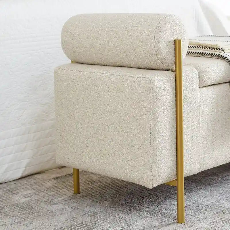 Pouf coffre rembourré en velours moderne, élégant repose-pieds avec accoudoirs arrondis et pieds en fer pour chambre ou entrée.