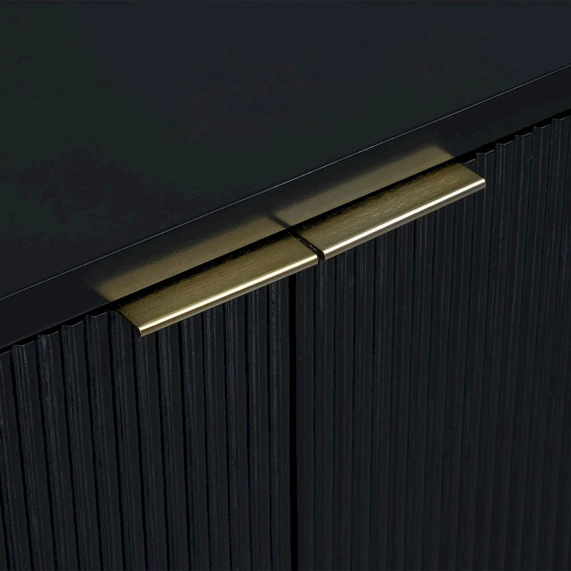 Meuble à quatre portes à rayures verticales et motif ondulé