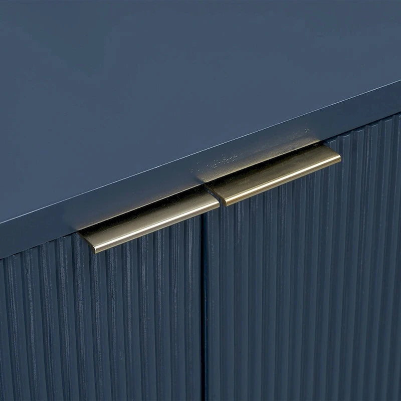 Meuble à quatre portes à rayures verticales et motif ondulé