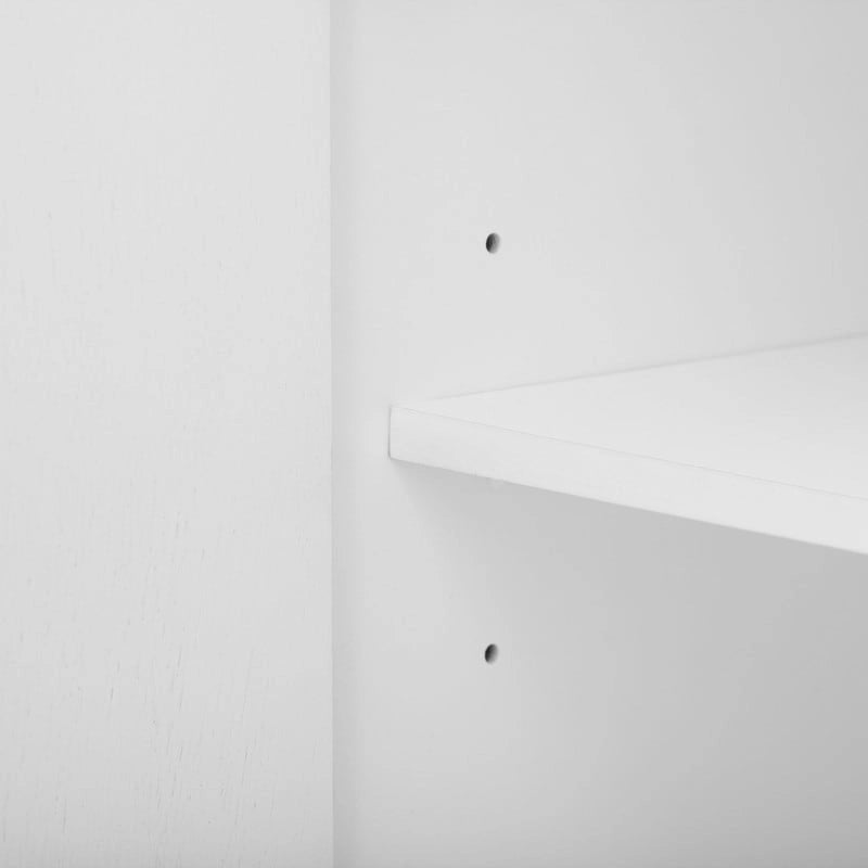 Meuble léger au design luxueux, doté de pieds de support uniques et d'étagères réglables, idéal pour les salons et les couloirs.
