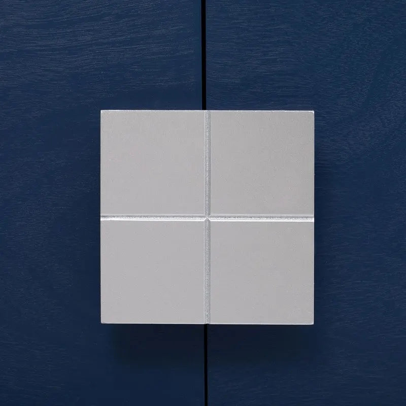 Meuble léger au design luxueux, doté de pieds de support uniques et d'étagères réglables, idéal pour les salons et les couloirs.