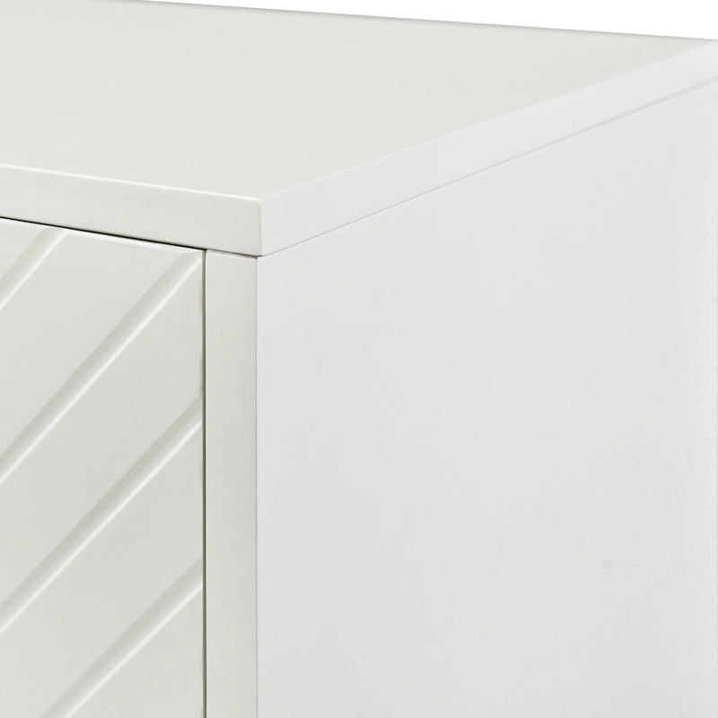 Buffet offrant un grand espace de rangement et des étagères réglables