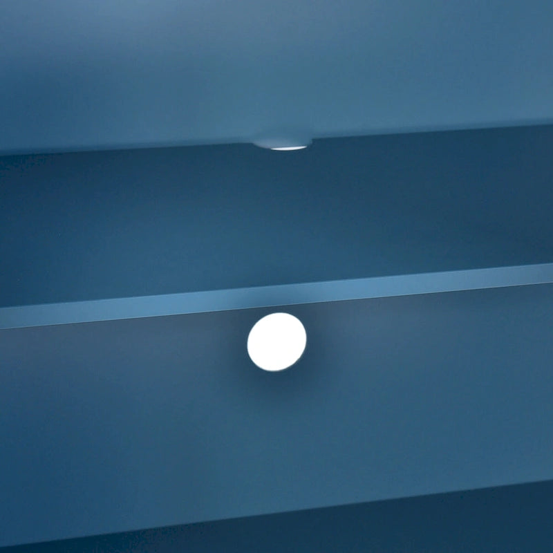 Buffet offrant un grand espace de rangement et des étagères réglables