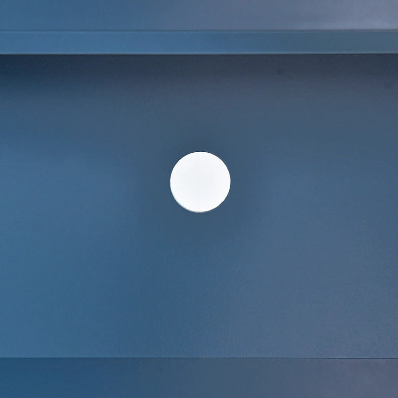 Buffet offrant un grand espace de rangement et des étagères réglables