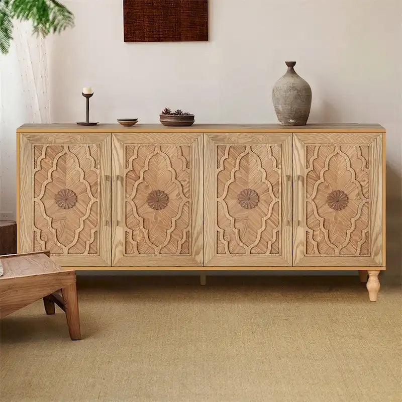 Grand meuble de rangement avec porte à motif floral sculpté et poignée en métal