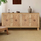Grand meuble de rangement avec porte à motif floral sculpté et poignée en métal