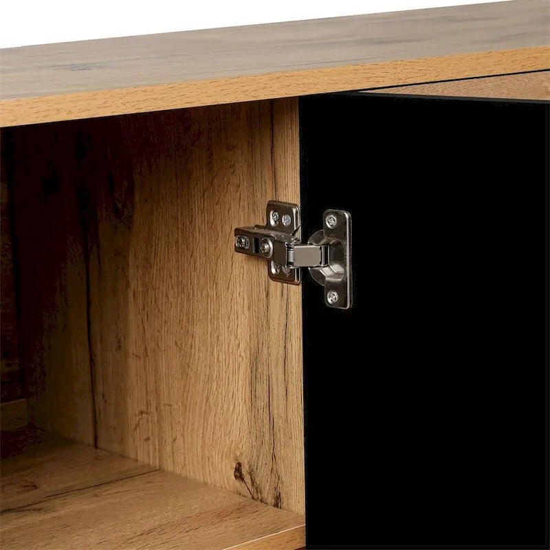 Grand meuble de rangement avec porte à motif floral sculpté et poignée en métal