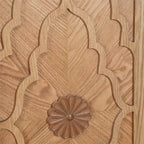Grand meuble de rangement avec porte à motif floral sculpté et poignée en métal