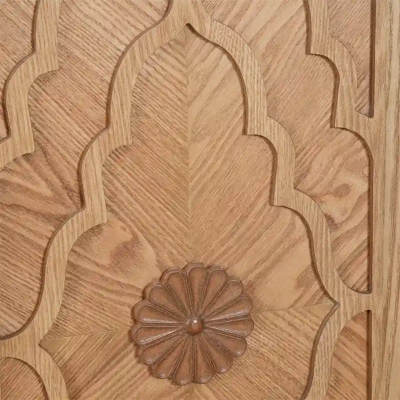 Grand meuble de rangement avec porte à motif floral sculpté et poignée en métal